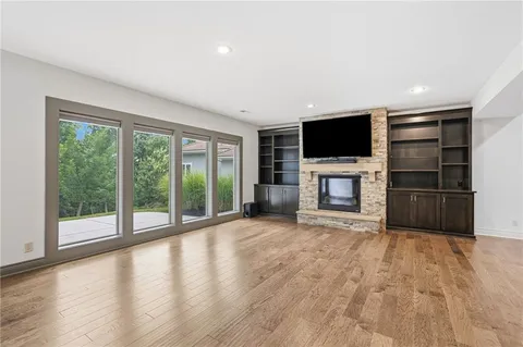 $1,066,000 | 6119 Southlake Drive, Parkville, MO 64152