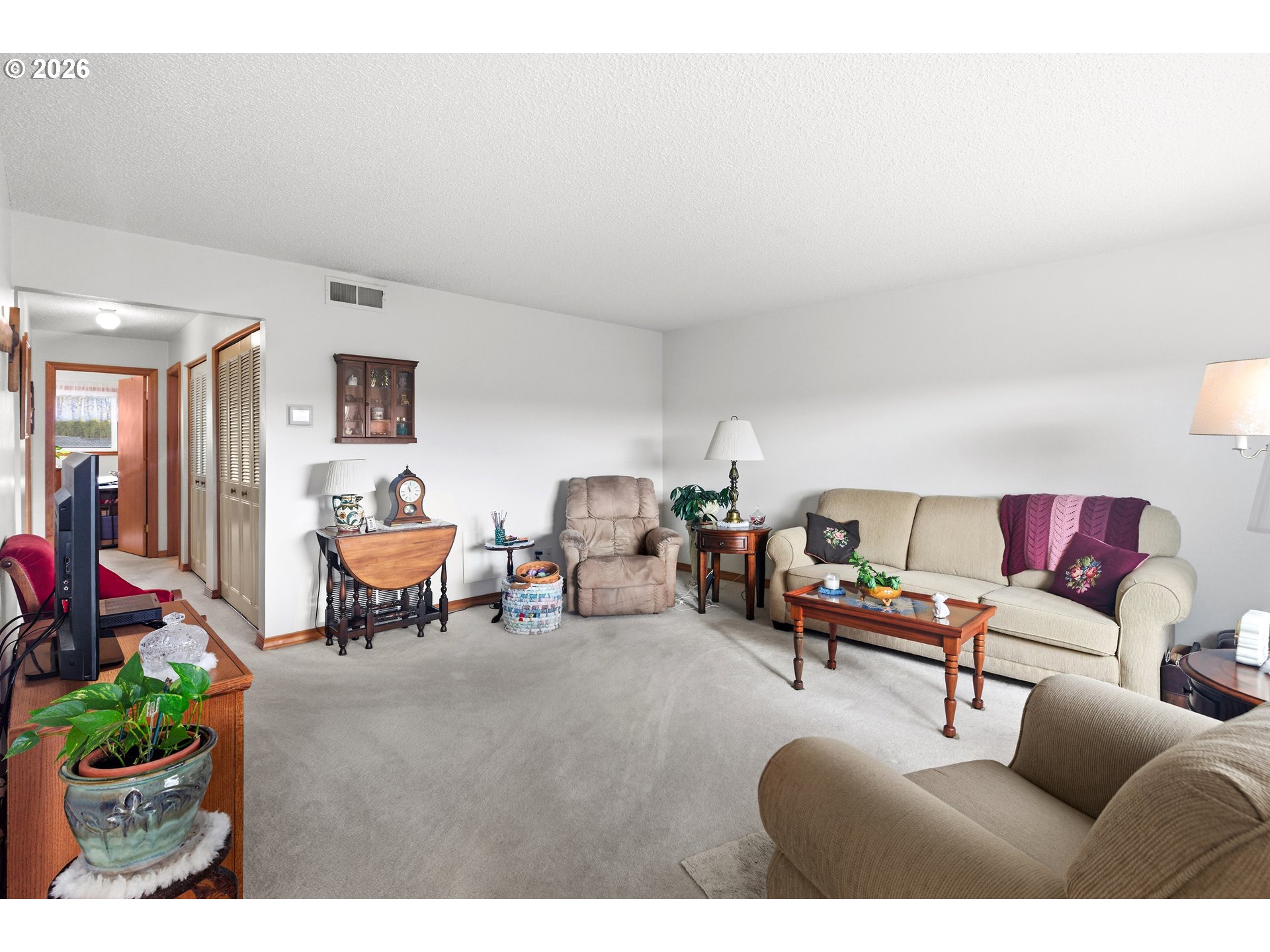 1900 Northwest Carden Avenue, Unit 22 Pendleton, OR 97801 - Photo 10 of 29 a living room with furniture and a potted plant