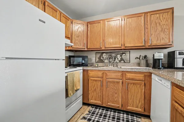 $139,900 | 5810 Oakwood Drive, Unit 5C, Lisle, IL 60532
