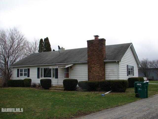 727 West Walnut Road Freeport, IL 61032 - Photo 2 of 11 a front view of a house with a garden