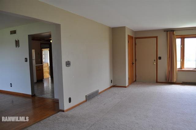 727 West Walnut Road Freeport, IL 61032 - Photo 4 of 11 an empty room with closet