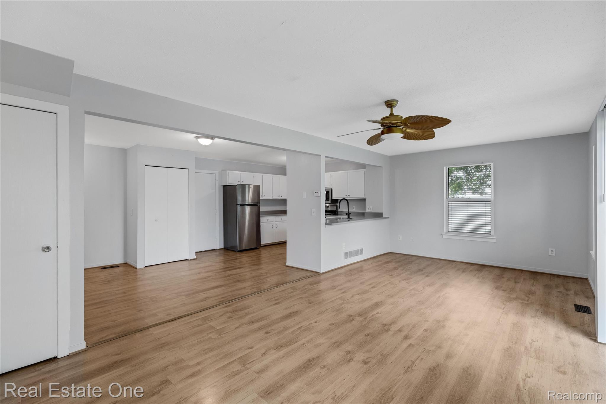 1361 Lochaven Road Waterford, MI 48327 - Photo 5 of 20 Living Room 1.jpg