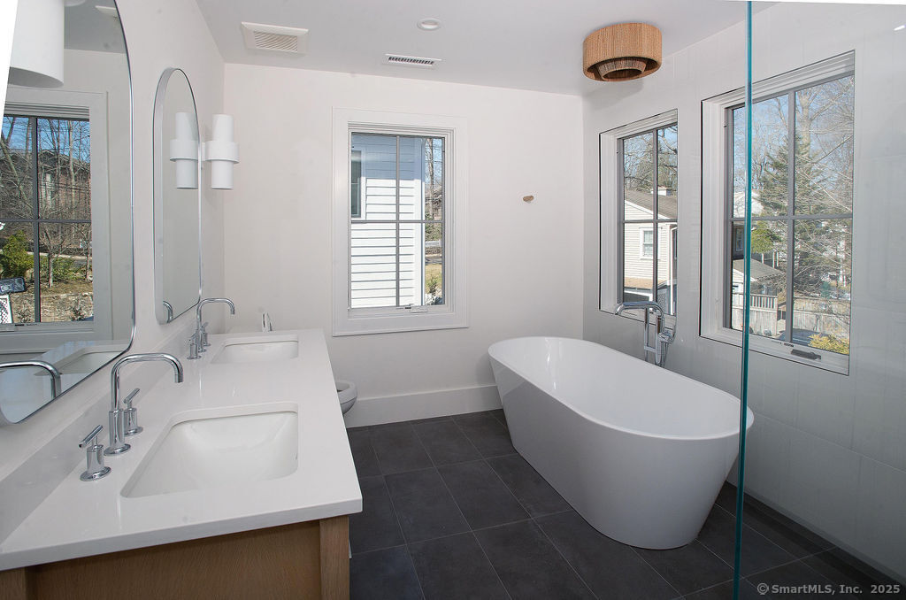 6 Down River Road, Unit B New Canaan, CT 06840 - Photo 17 of 39 Primary Bath