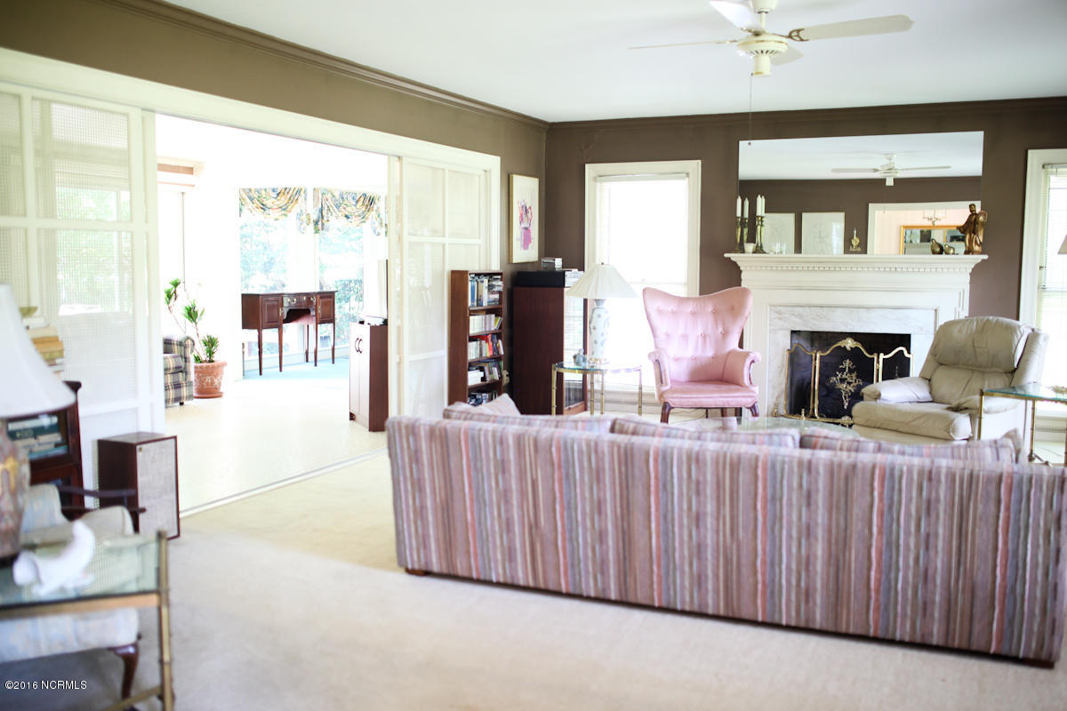 6597 River Road Washington, NC 27889 - Photo 14 of 20 Living Room