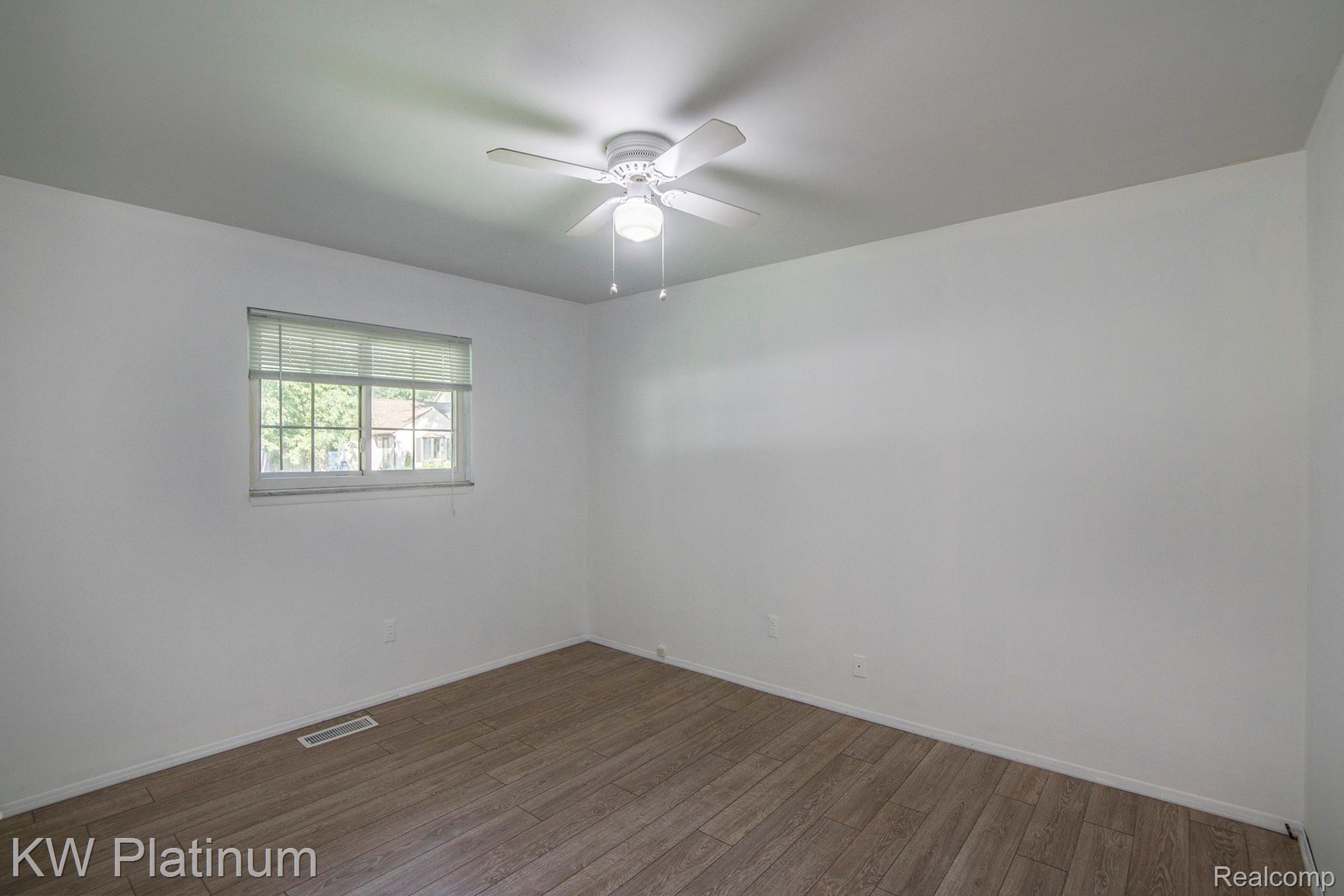2475 Emmons Avenue Rochester, MI 48307 - Photo 13 of 26 BPG_5459.jpg