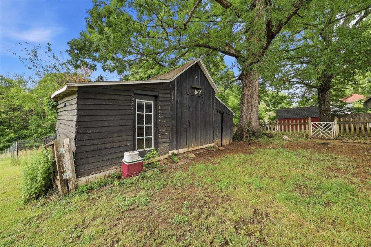 1296 New Hope Road Staunton, VA 24401 - Photo 19 of 37 a backyard of a house with table and chairs