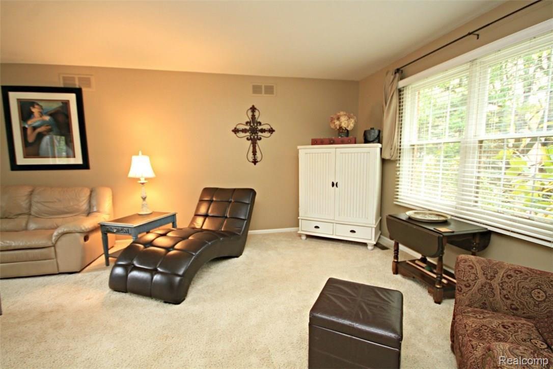 896 Hemlock Court Rochester, MI 48307 - Photo 6 of 36 015.JPG