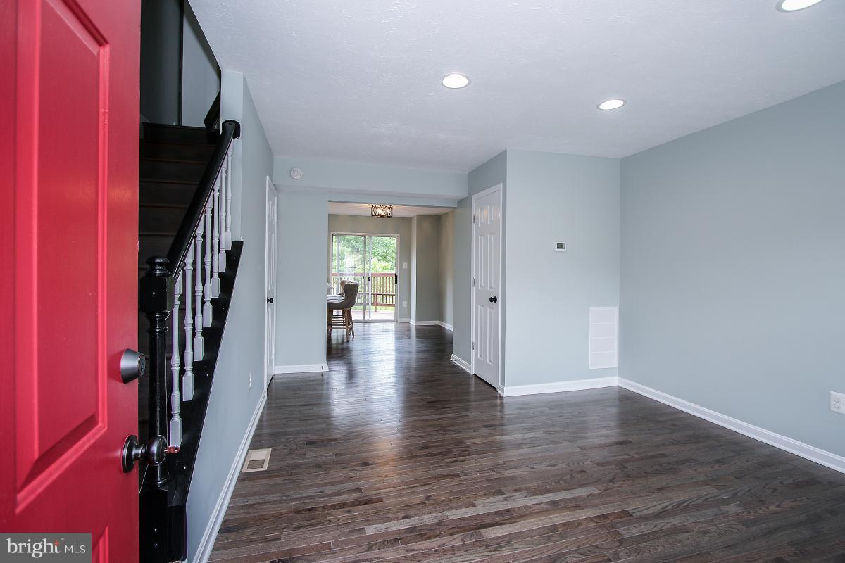 9068 Pickwick Village Terrace Silver Spring, MD 20901 - Photo 3 of 29 Living Room