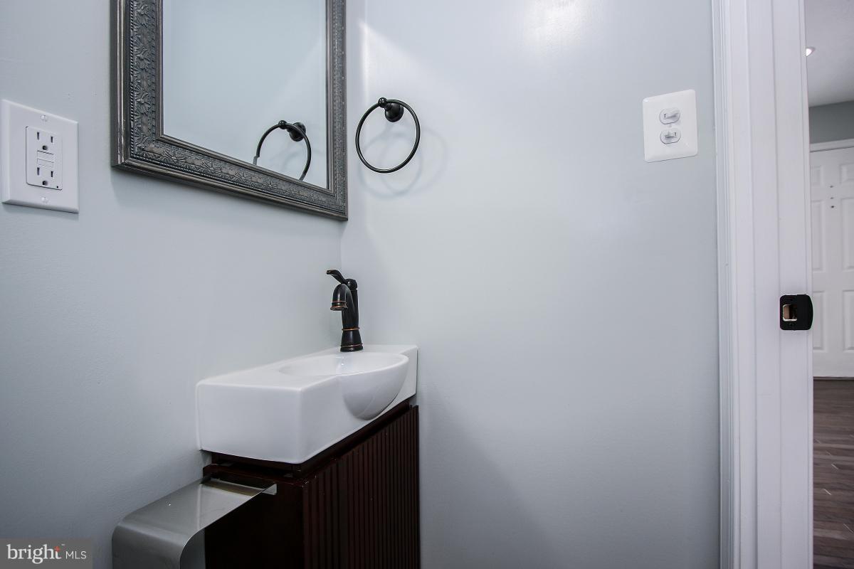 9068 Pickwick Village Terrace Silver Spring, MD 20901 - Photo 6 of 29 Main Level 1/2 Bath