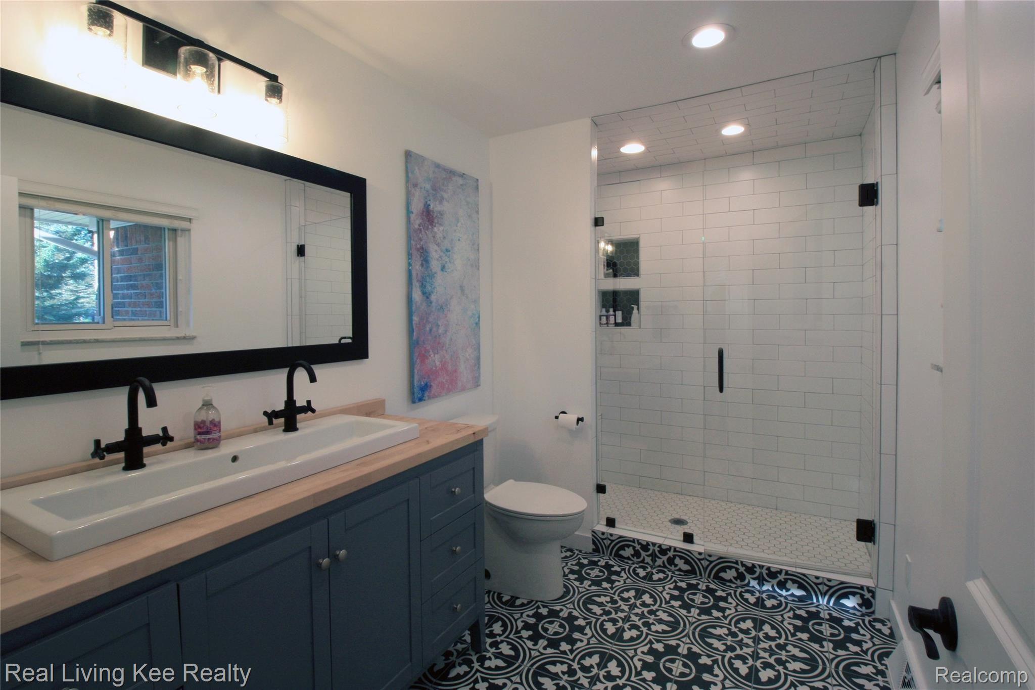 2160 Shipman Road Oxford, MI 48371 - Photo 29 of 41 MasterBath.jpg