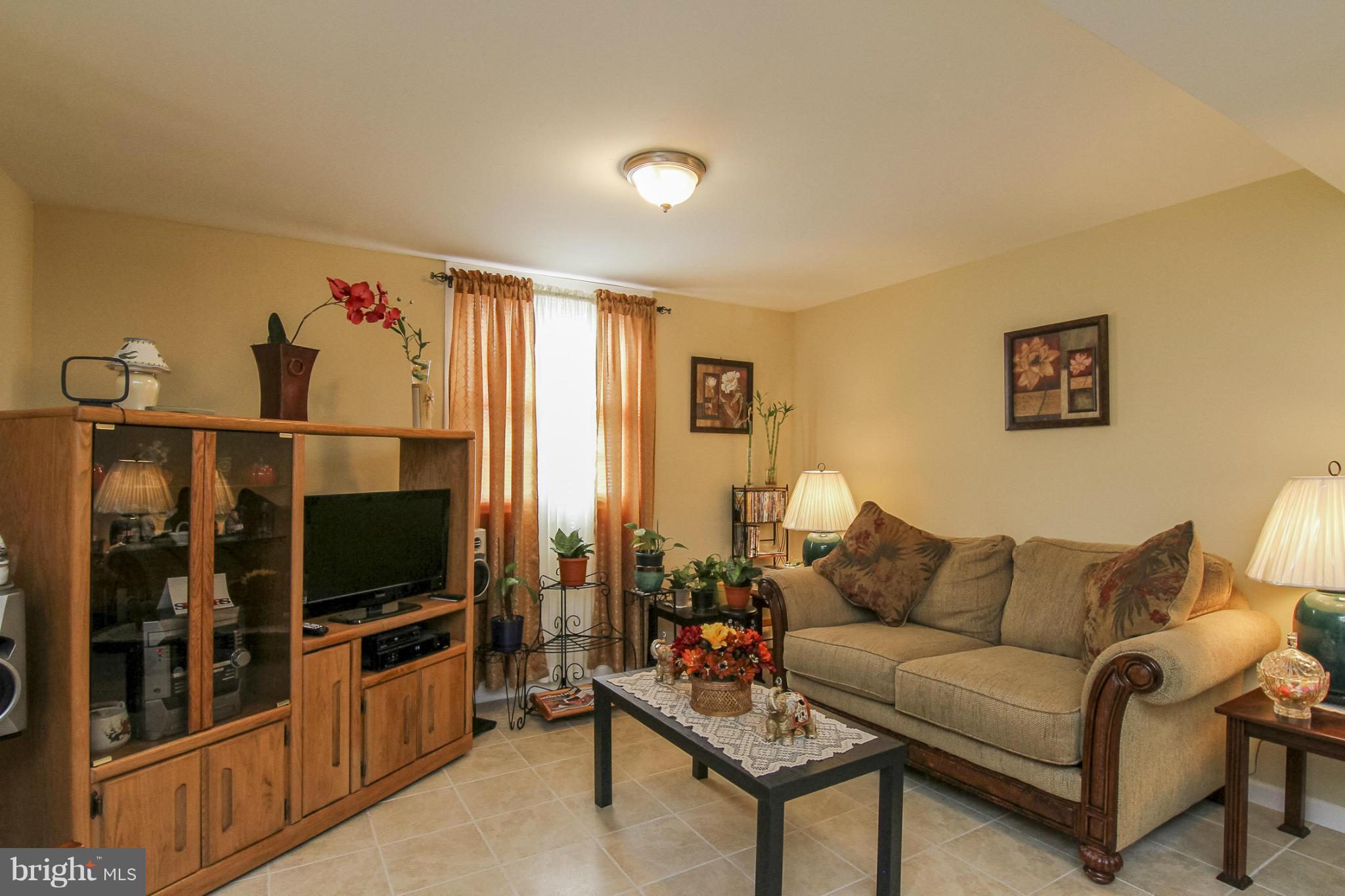 13803 Gilbert Road Woodbridge, VA 22193 - Photo 11 of 30 Living Room