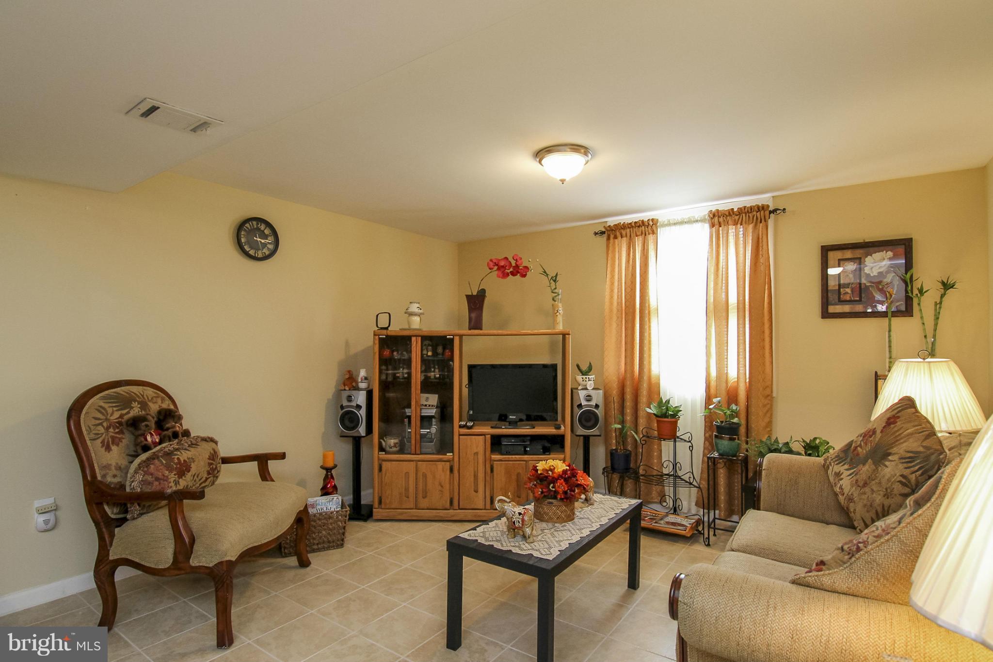 13803 Gilbert Road Woodbridge, VA 22193 - Photo 10 of 30 Living Room