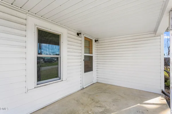 a view of backyard of the house