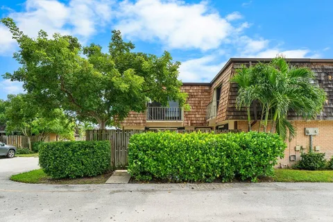 $265,000 | 76 Lake Arbor Drive, Palm Springs, FL 33461