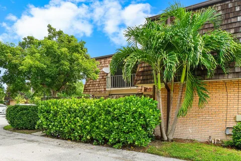 $265,000 | 76 Lake Arbor Drive, Palm Springs, FL 33461