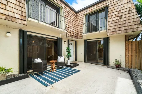 $265,000 | 76 Lake Arbor Drive, Palm Springs, FL 33461