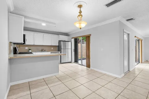 $265,000 | 76 Lake Arbor Drive, Palm Springs, FL 33461