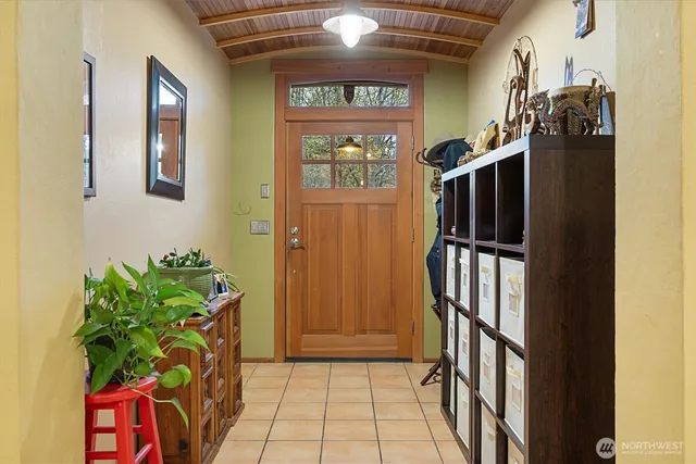a view of entryway with a flower pot
