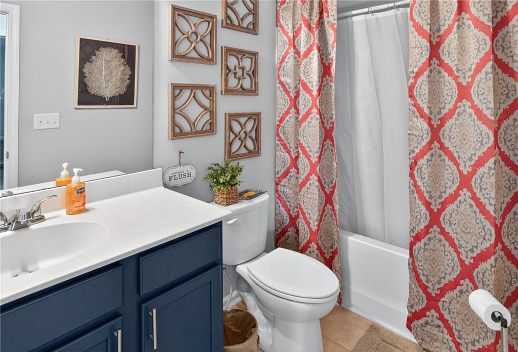 3333 Cascade Parc Boulevard Southwest Atlanta, GA 30311 - Photo 15 of 21 a bathroom with a sink and a mirror