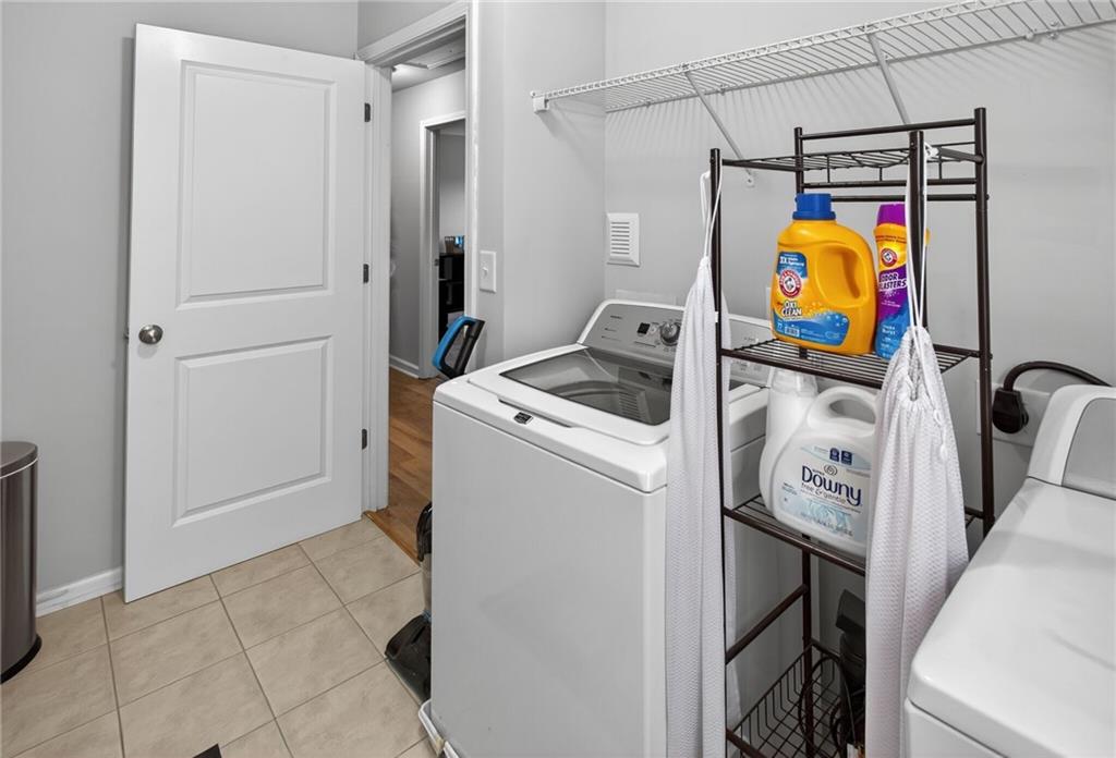 3333 Cascade Parc Boulevard Southwest Atlanta, GA 30311 - Photo 16 of 21 a utility room with dryer and washer