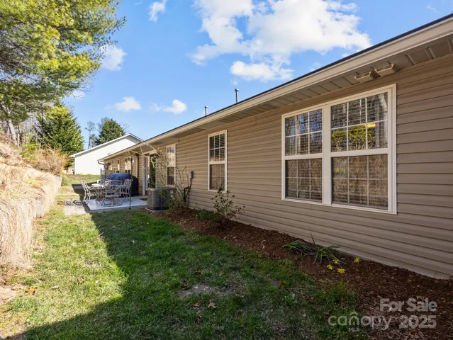 a view of a house with backyard