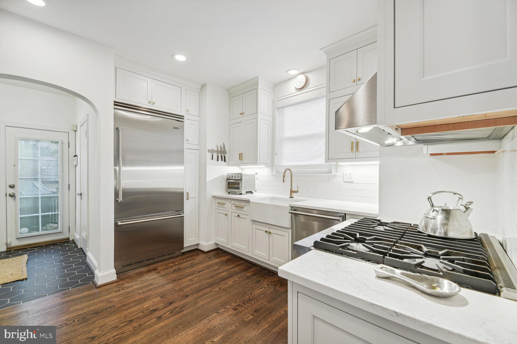 2706 Military Road Northwest Washington, DC 20015 - Photo 6 of 33 Suite of Viking Appliances