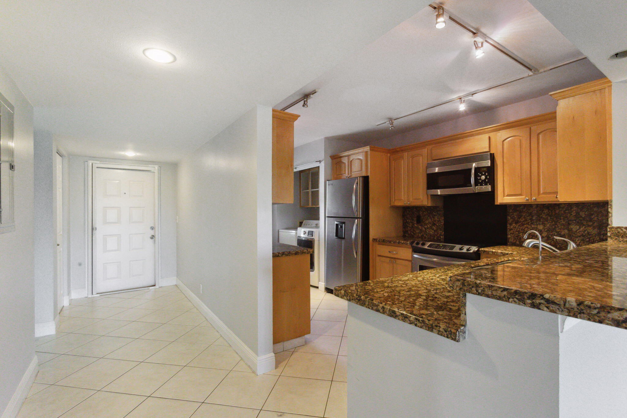 2900 Southwest 22nd Circle, Unit 221F Delray Beach, FL 33445 - Photo 2 of 25 Kitchen