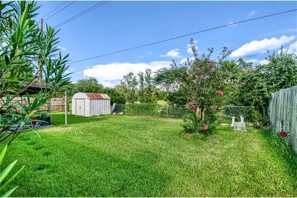 a view of a back yard