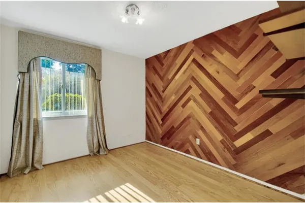 a view of entryway with livingroom