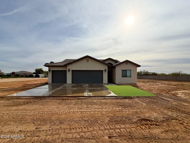 a view of front a house with a yard