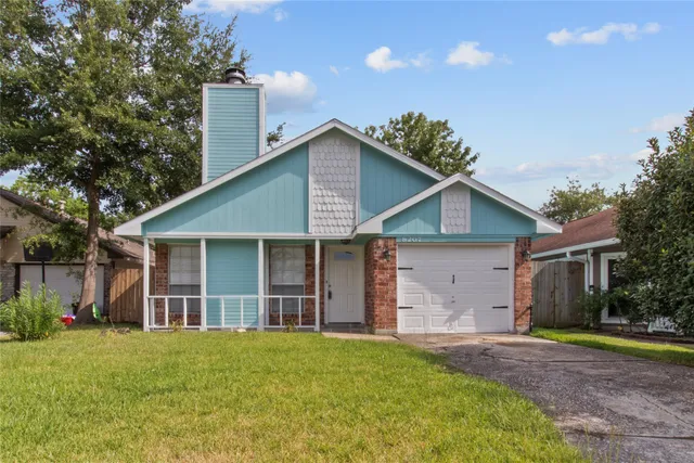 a view of a house with backyard and garden