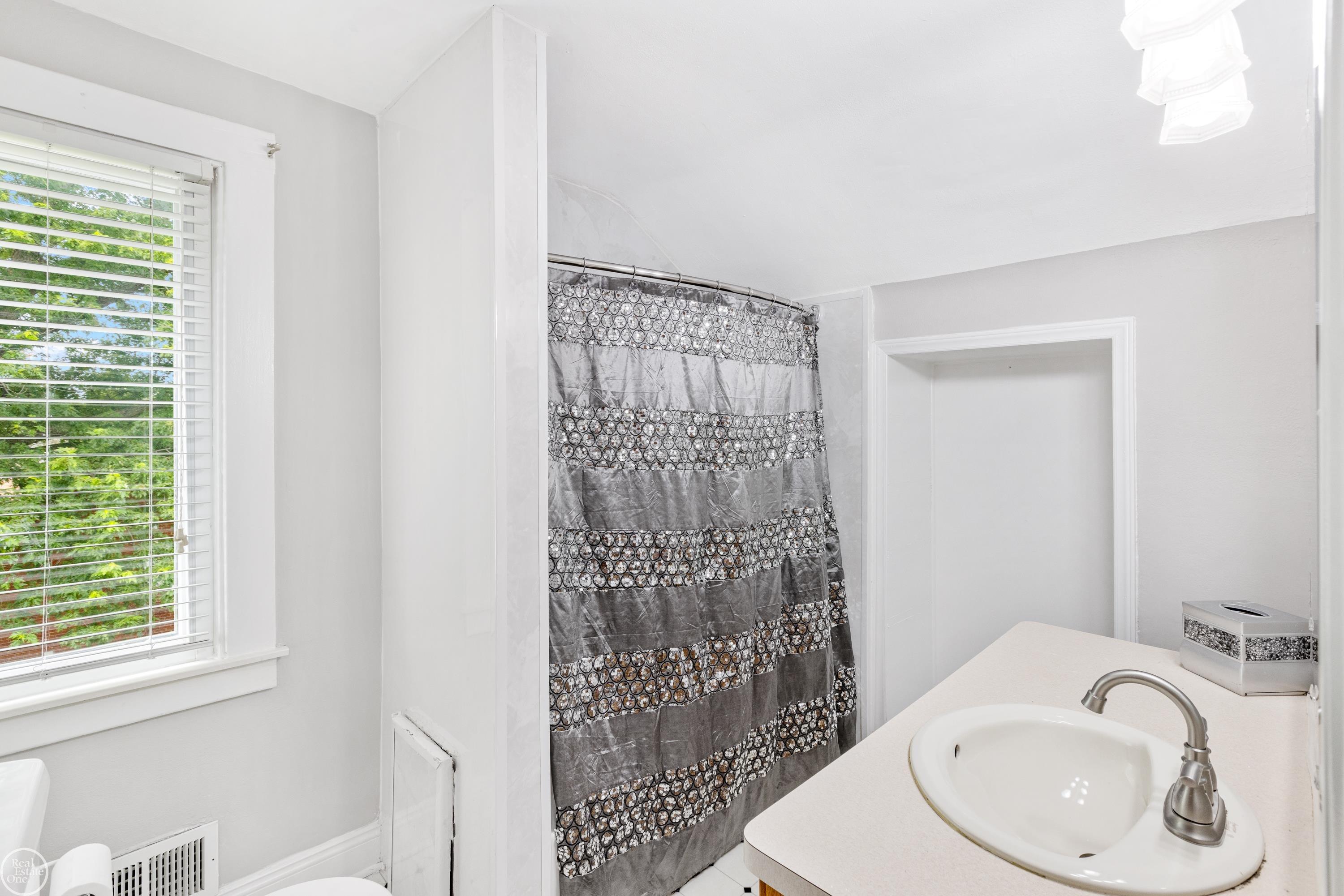 15151 Stephens Road Eastpointe, MI 48021 - Photo 20 of 41