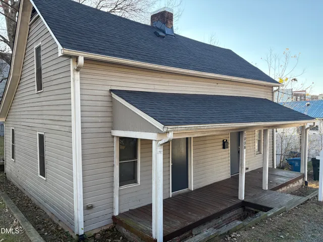 a view of a house with backyard