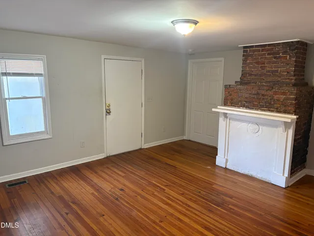 a picture of a bench in a white house