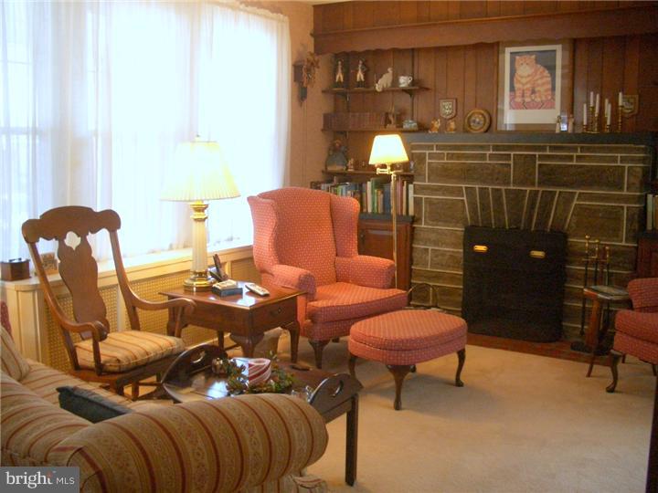 448 Harmon Road Philadelphia, PA 19128 - Photo 3 of 25 Living Room