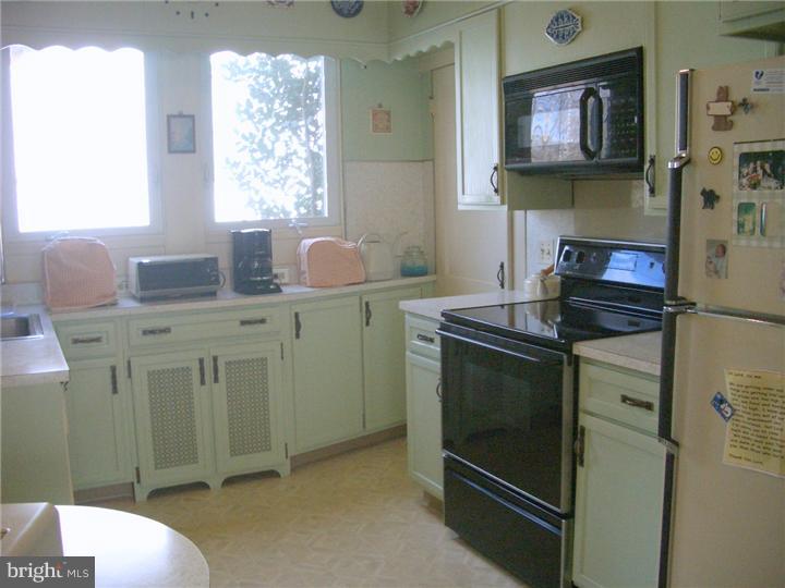 448 Harmon Road Philadelphia, PA 19128 - Photo 9 of 25 Kitchen