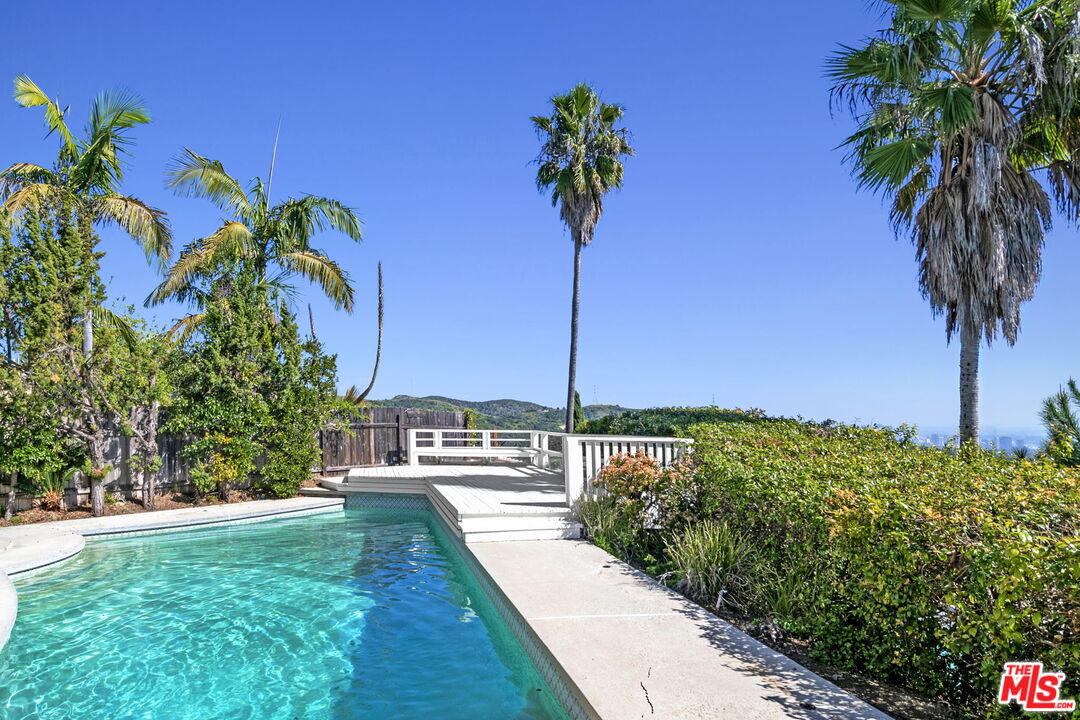 2695 Cordelia Road Los Angeles, CA 90049 - Photo 21 of 33 a view of a garden with a tree
