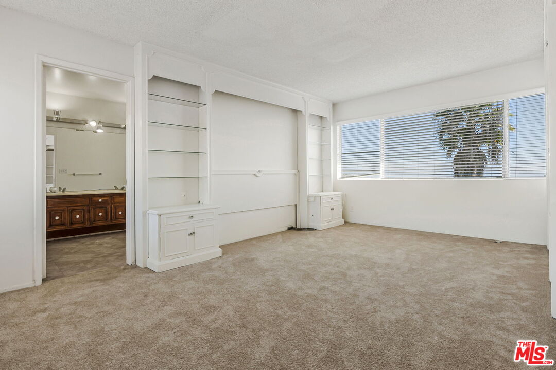 2695 Cordelia Road Los Angeles, CA 90049 - Photo 23 of 33 an empty room with closet