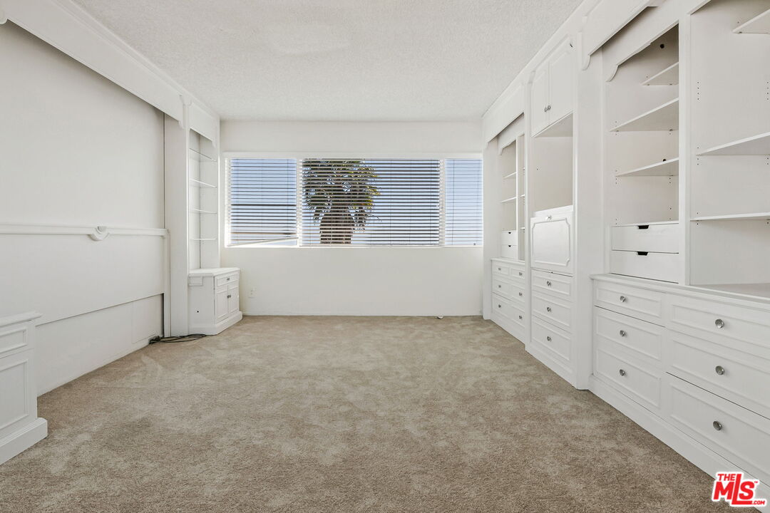 2695 Cordelia Road Los Angeles, CA 90049 - Photo 24 of 33 a view of an empty room with closet and dresser