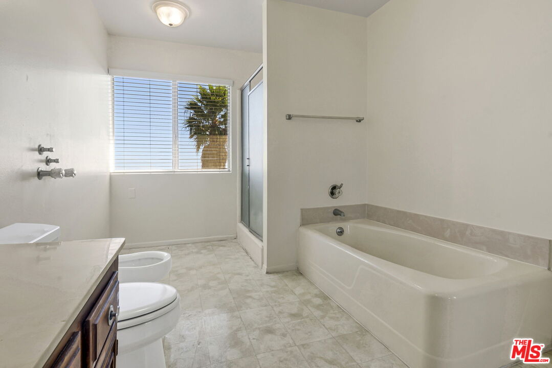 2695 Cordelia Road Los Angeles, CA 90049 - Photo 26 of 33 a bath room with a toilet a sink and a bath tub