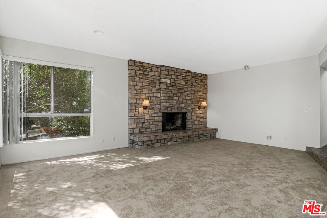 2695 Cordelia Road Los Angeles, CA 90049 - Photo 8 of 33 an empty room with a fireplace