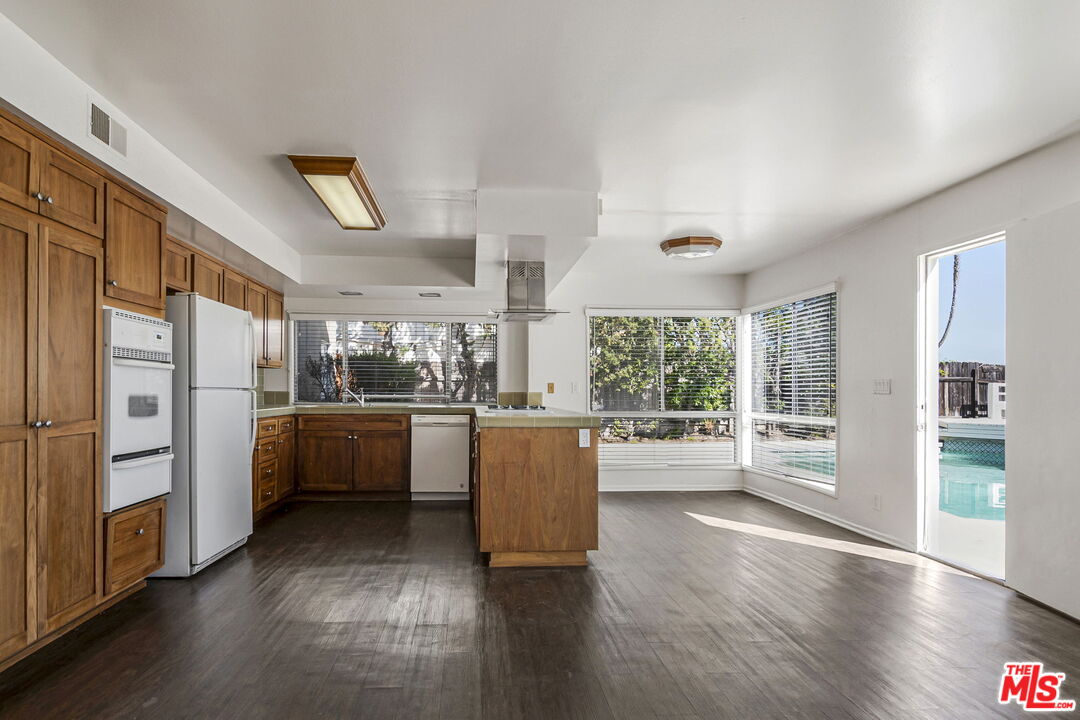 2695 Cordelia Road Los Angeles, CA 90049 - Photo 9 of 33 a kitchen with sink and refrigerator