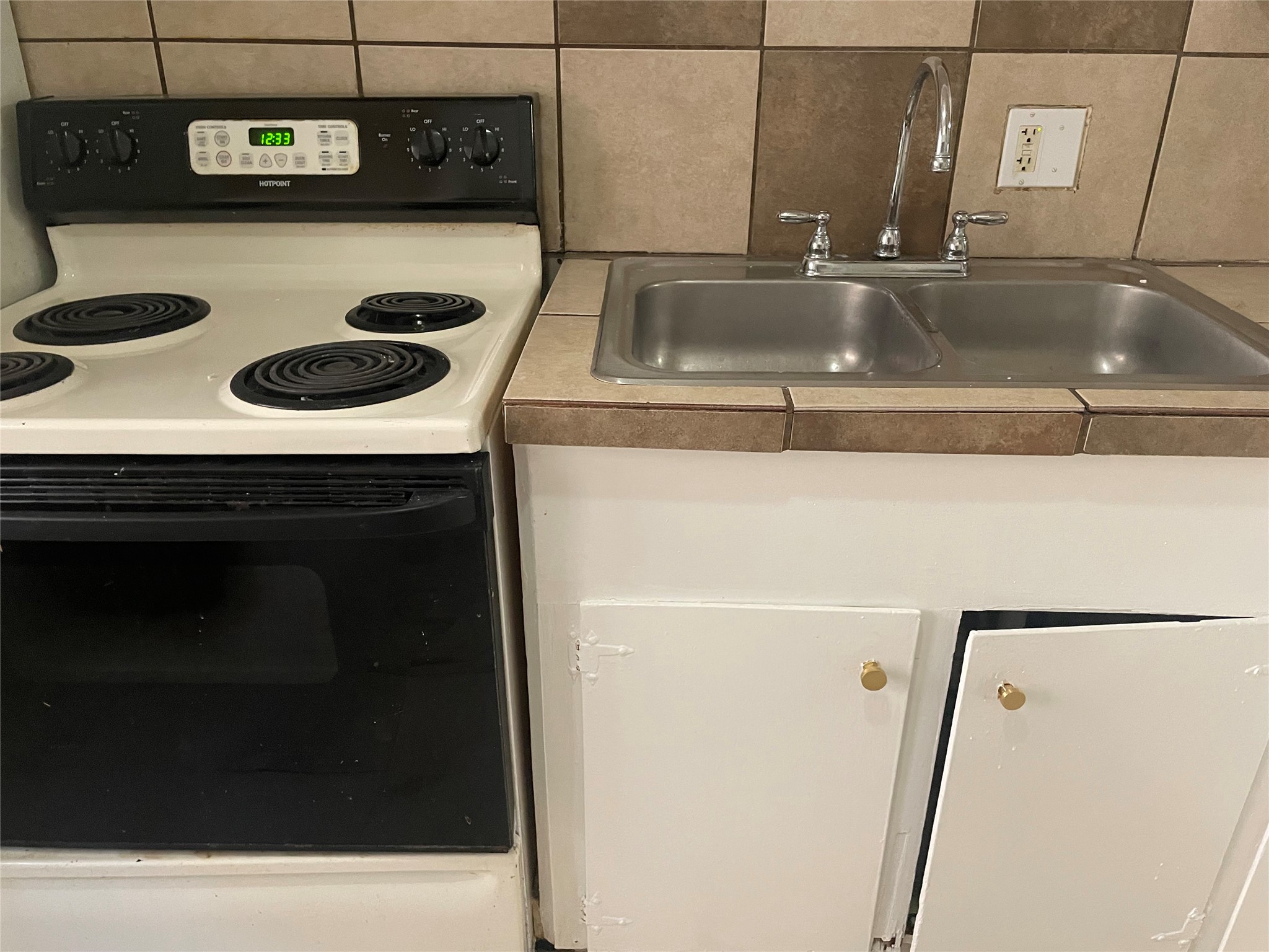 11639 Chimney Rock Road, Unit A Houston, TX 77035 - Photo 7 of 11 Stove / Sink