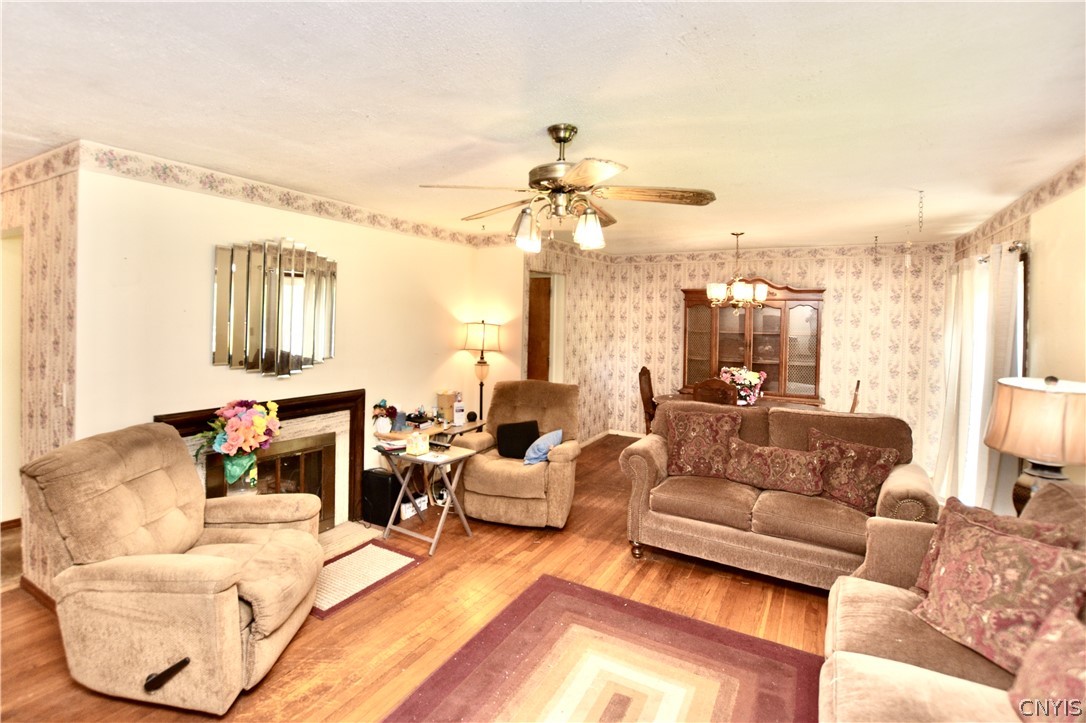 246 Blackberry Road Liverpool, NY 13090 - Photo 3 of 25 Living Room