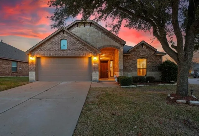 $379,999 | 200 Chimney Rock Drive, Waxahachie, TX 75167