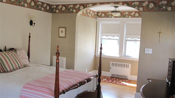 9 Glendale Road Marblehead, MA 01945 - Photo 7 of 13 a bedroom with a bed and a window
