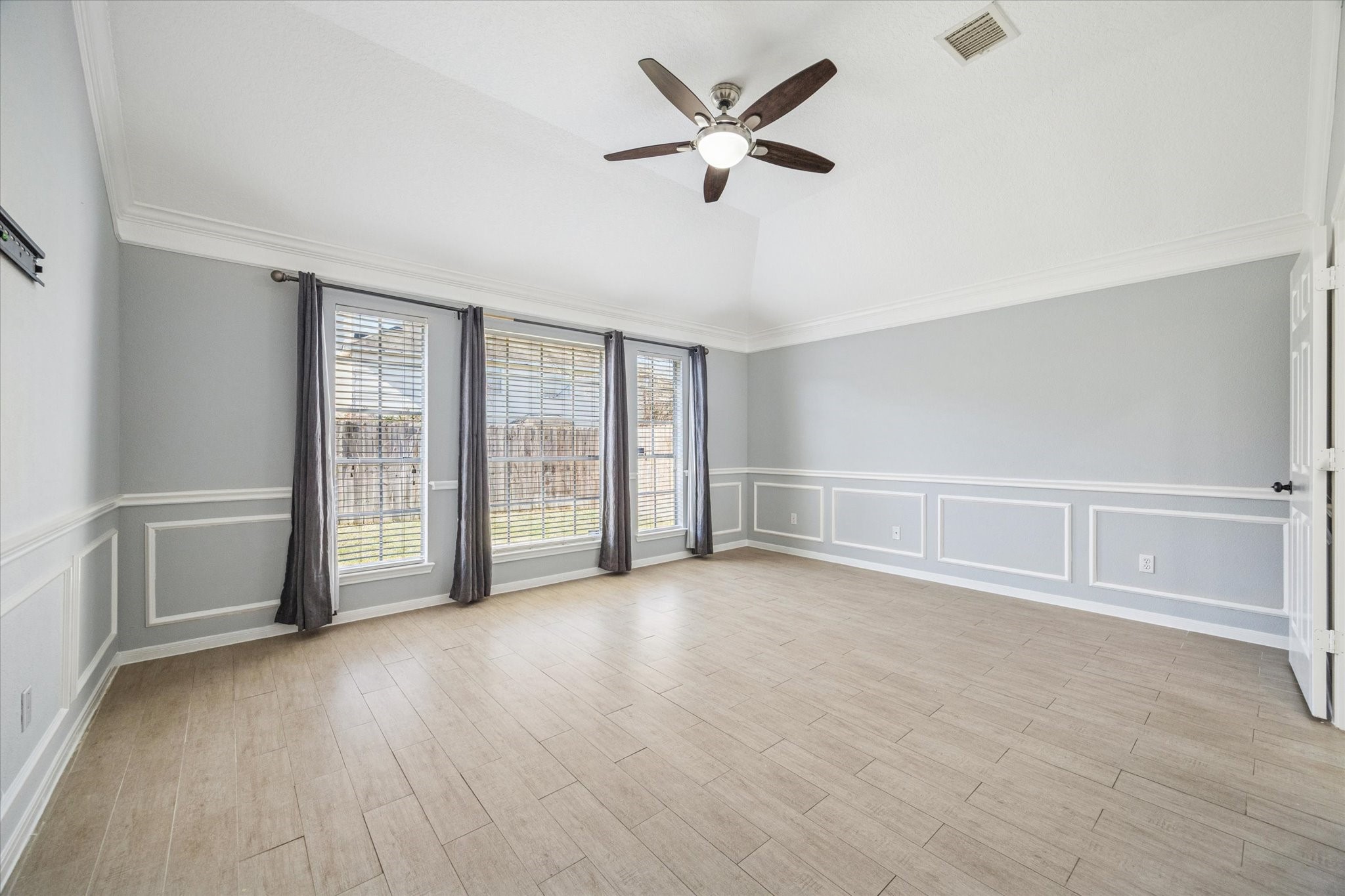 3414 Sapling Oak Drive Houston, TX 77082 - Photo 6 of 12 a view of an empty room with a window