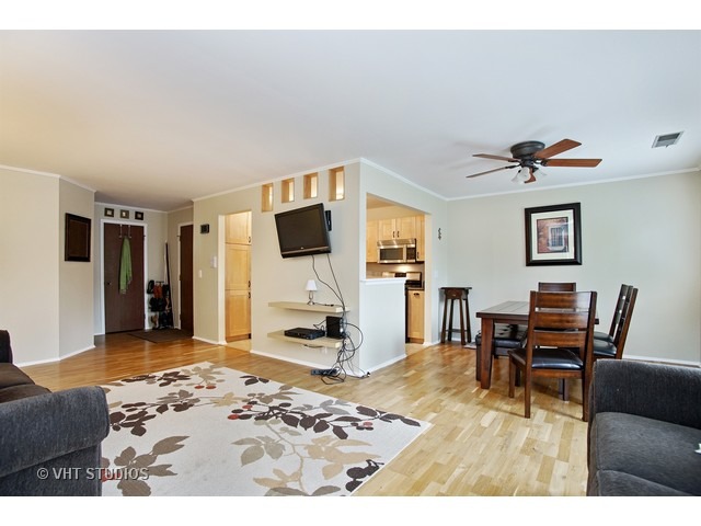 21 Illinois Avenue, Unit O2 Schaumburg, IL 60193 - Photo 2 of 10