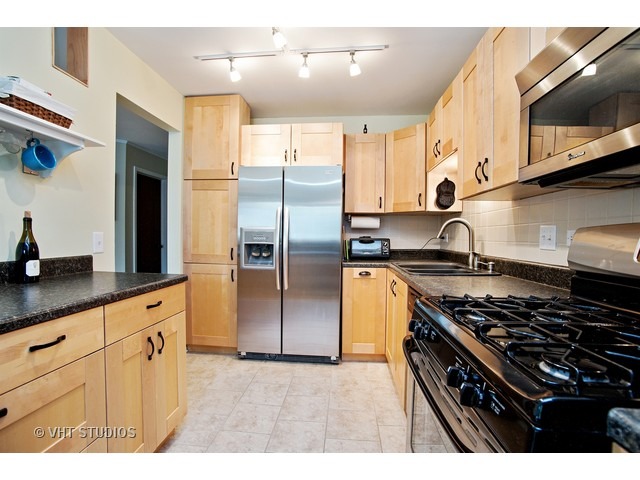 21 Illinois Avenue, Unit O2 Schaumburg, IL 60193 - Photo 3 of 10