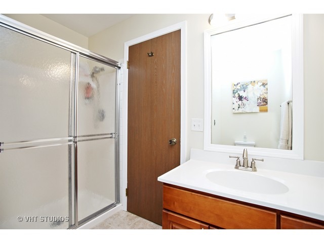 21 Illinois Avenue, Unit O2 Schaumburg, IL 60193 - Photo 6 of 10